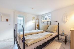 a bedroom with a bed and a window at Modernes Apartment am Deister in Springe