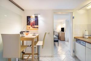 a kitchen and dining room with a table and chairs at Modernes Apartment am Deister in Springe
