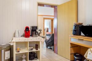 a room with a kitchen with a coffee maker on a counter at Ferienwohnung Brenda in Schillingsfürst