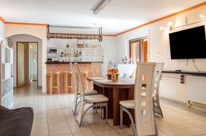 a kitchen and living room with a table and chairs at Ferienwohnung Brenda in Schillingsfürst