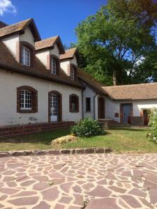 ein Haus mit einem gepflasterten Hof davor in der Unterkunft Les Alliots in Coullons + 26 Fotos