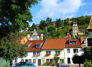 a town on a hill with houses and cars at Ferienwohnung Hasi 2 am Kurpark in Bad Frankenhausen