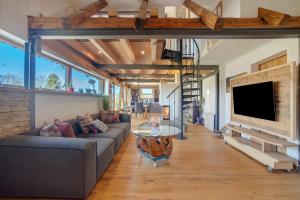 a living room with a couch and a tv at I'd Love To Be Home in Bidingen
