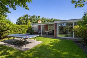 a ping pong table in the backyard of a house at Buddelhuus in Norddeich