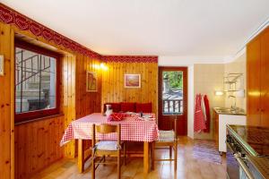 a kitchen with a table and chairs in a room at Casa Savin 35 in Pontboset +17 photos