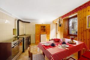 a kitchen with a table with a red and white table cloth at Casa Savin 35 in Pontboset