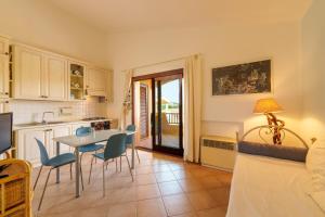 a kitchen and dining room with a table and chairs at Casa Vacanze Fragola in Olbia