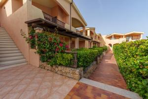 a building with flowers on the side of it at Casa Vacanze Fragola in Olbia