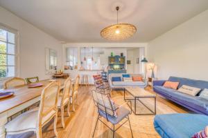 a living room with a blue couch and chairs at Maison Côté Bassin in Arcachon