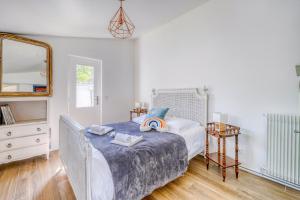 a bedroom with a bed and a mirror at Maison Côté Bassin in Arcachon