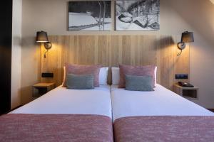 a bedroom with two beds and two lamps at Hotel Grand Pas by Nexta in Pas de la Casa