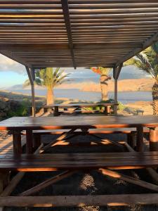 a wooden picnic table with a view of the desert at O Marinheiro 15B in Machico