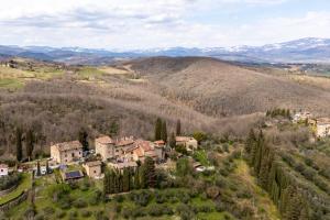 a village on a hill with mountains in the background at Camera con Vista in Anghiari
