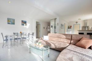 a living room with a couch and a table at Ty Bénodet - Maison de vacances in Bénodet