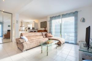 a living room with a couch and a table at Ty Bénodet - Maison de vacances in Bénodet