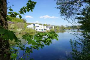 a view of a river with buildings in the background at Ferienhaus Da Vinci in Kirchheim