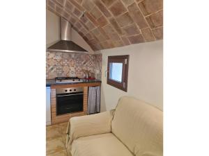 a living room with a couch and a kitchen at Mas Pareta - La Parra in Fonolleras