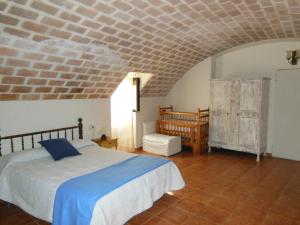a bedroom with a bed and a brick ceiling at Mas Pareta - La Parra in Fonolleras