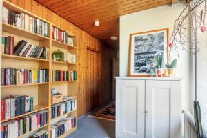 a library with wooden shelves filled with books at Wohnung Claudia mit Balkon in Todtnau