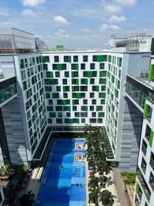 an overhead view of a building with a swimming pool at Căn hộ Republic Plaza gần Tân Sơn Nhất airport in Kon Rung (1)