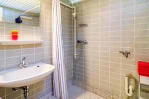 a bathroom with a sink and a shower at Adlerhorst über dem Bodensee in Sipplingen
