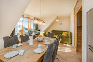 a dining room with a table and chairs at Ferienwohnung Fisch in Loddin