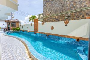 a swimming pool in the side of a building at Cham Charm Home Mui Ne in Ấp Thiện Phước