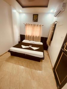 a bedroom with a large bed in a room at Bbhakt niwas in Tuljapur