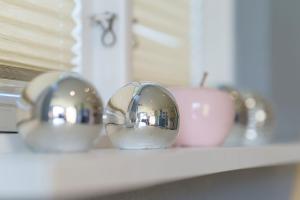 a kitchen counter with two spoons and a sink at Ferienpark Achtern Diek Ferienhaus Malmö in Otterndorf