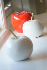 two white apples and a red pepper on a table at Ferienpark Achtern Diek Ferienhaus Malmö in Otterndorf