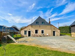 a large white house with a roof at Cadre d'exception et nature - 2 Maisons - 15 pers max in Aigné
