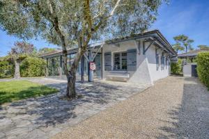 a house with a tree in front of it at Maison Côté Bassin in Arcachon
