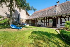 an exterior view of a house with a yard at Ferienhäuschen Kleine Auszeit in Seesbach