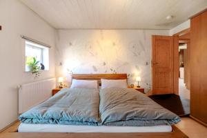 a large bed in a room with two lamps at Ferienhäuschen Kleine Auszeit in Seesbach