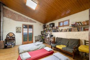 a living room with a couch and a book shelf at Casa refugi les Orenetes in Rocafort