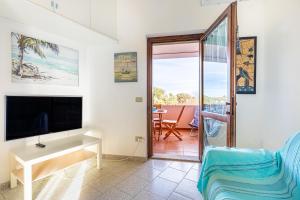 a living room with a tv and a couch at Trilocale a 200 mt dal centro in San Teodoro