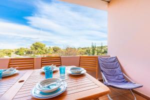 a wooden table and chairs on a balcony at Trilocale a 200 mt dal centro in San Teodoro