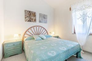 a bedroom with a bed and a dresser and a window at Trilocale a 200 mt dal centro in San Teodoro