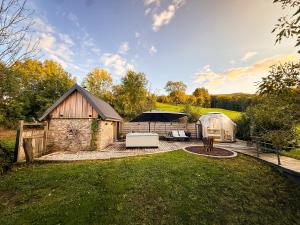 a backyard with a barn and a greenhouse at Chalet Sternenzauber in Waasen