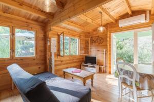 a log cabin living room with a couch and a table at Le Colibri in La Ciotat