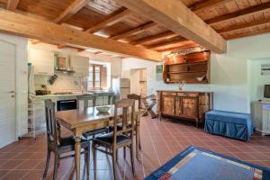 a kitchen and dining room with a table and chairs at Casale di Polly in Garfagnana in Minucciano