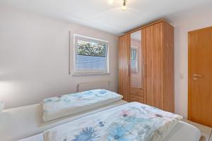 a bedroom with a bed and a window at Ferienwohnung Bruttel in Gaienhofen