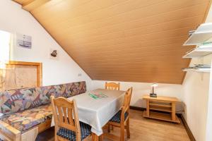 a living room with a table and a couch at Ferienwohnung Desmecke in Olsberg