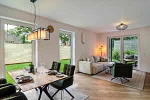 a dining room and living room with a table and chairs at Fewo Luisa in Bad Zwischenahn