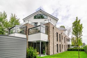 an image of a house with glass at Fewo Luisa in Bad Zwischenahn