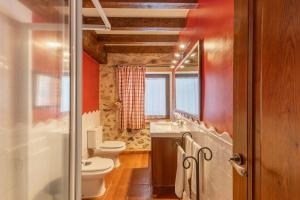 a bathroom with two toilets and a sink at La Casona y Casitas de Tabladillo in Santa María la Real de Nieva +33 photos