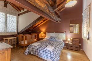 a bedroom with a bed and a wooden ceiling at La Casona y Casitas de Tabladillo in Santa María la Real de Nieva