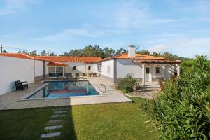a house with a swimming pool in a yard at Villa Rosa com Piscina e Jacuzzi in Salir de Matos