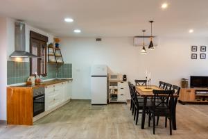 a kitchen and dining room with a table and chairs at La Carbonera in Alaejos