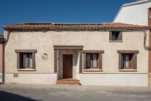 a building with a door and windows on a street at La Carbonera in Alaejos